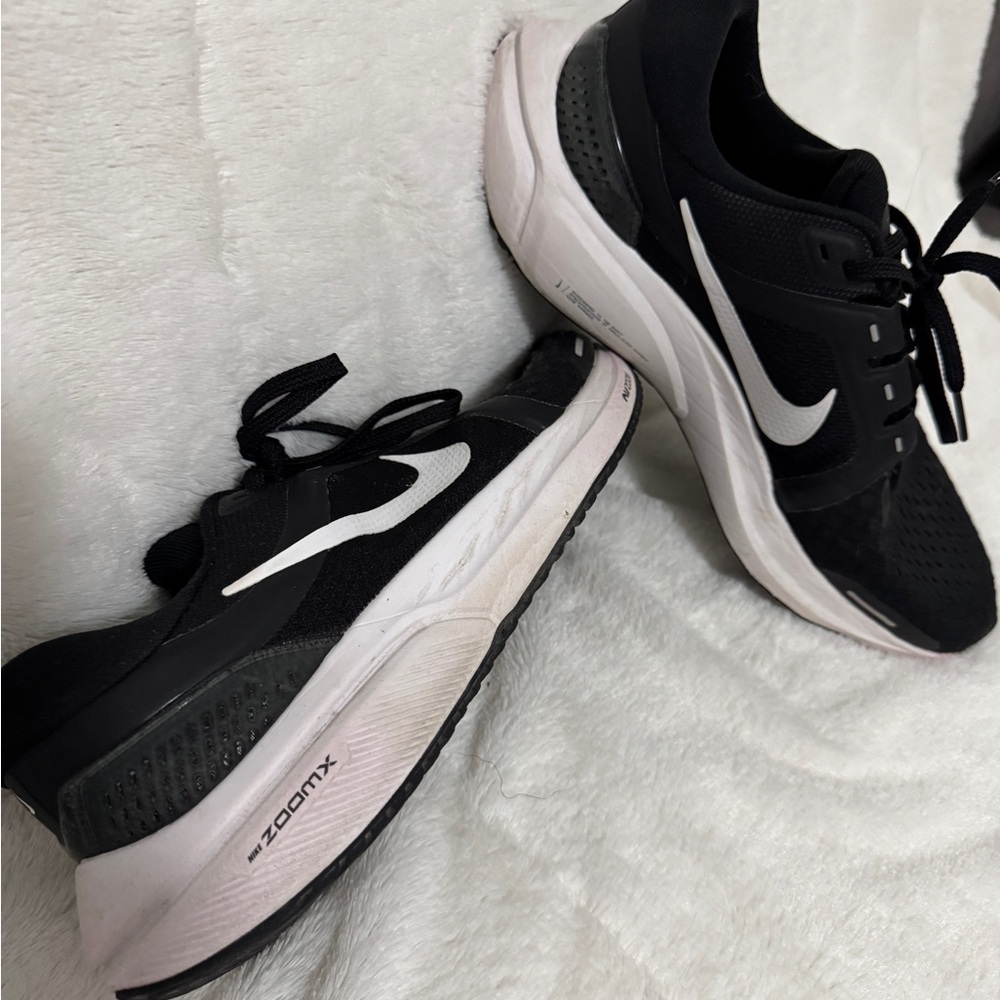 Nike Air Zoom Vomero 16. Black and White Athletic Shoes